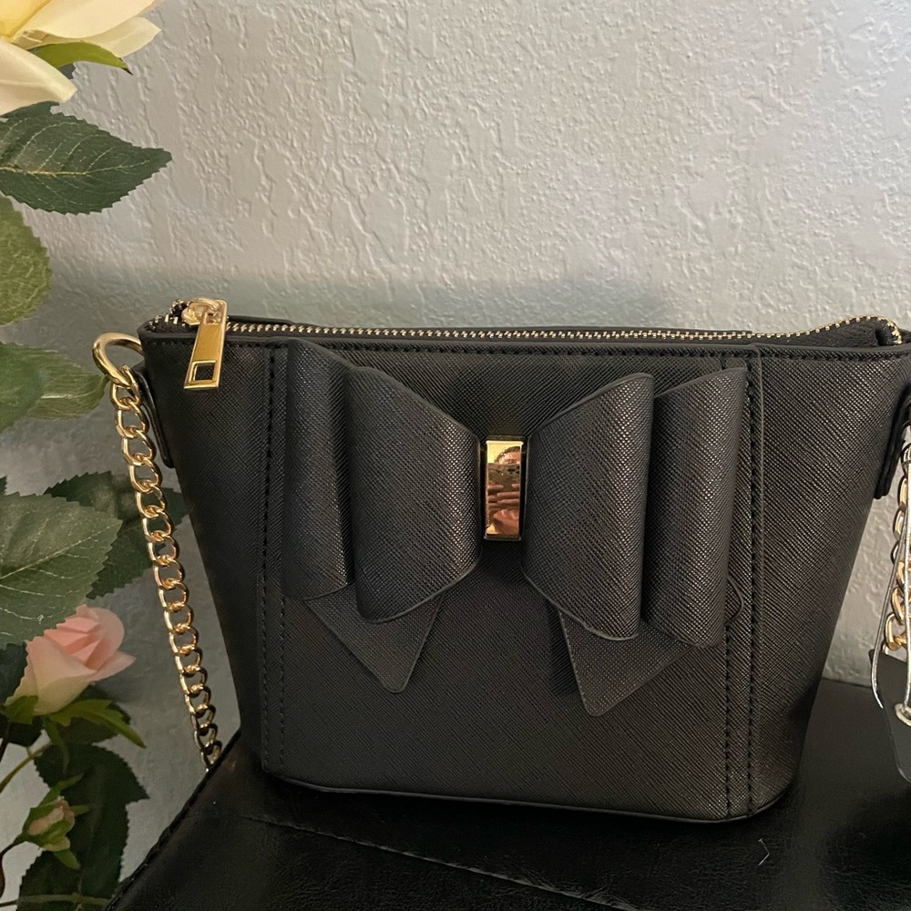 Crossi New York Bow Accent Handbag/Purse Gold Chain Strap Detail Brand NEW